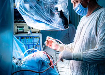 Ministério da Saúde anunciou a ampliação da cirurgia robótica no SUS com investimento de R$ 50 milhões. Medida prevê mais equipamentos e foco inicial em pacientes com câncer de próstata.