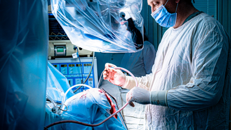 Ministério da Saúde anunciou a ampliação da cirurgia robótica no SUS com investimento de R$ 50 milhões. Medida prevê mais equipamentos e foco inicial em pacientes com câncer de próstata.