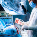Ministério da Saúde anunciou a ampliação da cirurgia robótica no SUS com investimento de R$ 50 milhões. Medida prevê mais equipamentos e foco inicial em pacientes com câncer de próstata.