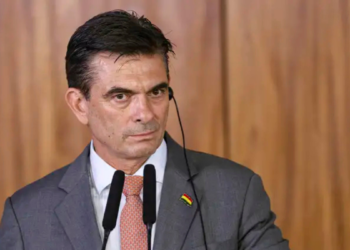 Protestos e bloqueios em La Paz intensificam crise política na Bolívia após lei fundiária ser revogada. Movimento reúne indígenas, trabalhadores e opositores do governo.
