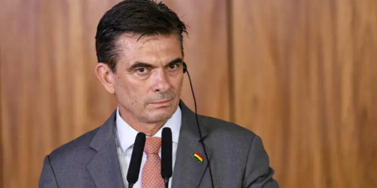 Protestos e bloqueios em La Paz intensificam crise política na Bolívia após lei fundiária ser revogada. Movimento reúne indígenas, trabalhadores e opositores do governo.
