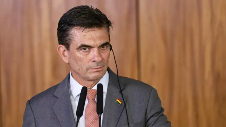 Protestos e bloqueios em La Paz intensificam crise política na Bolívia após lei fundiária ser revogada. Movimento reúne indígenas, trabalhadores e opositores do governo.