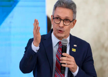 Romeu Zema é denunciado pela PGR ao STJ por suposta calúnia contra Gilmar Mendes após divulgação de vídeos críticos nas redes sociais.