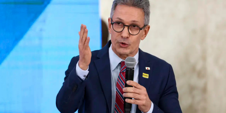 Romeu Zema é denunciado pela PGR ao STJ por suposta calúnia contra Gilmar Mendes após divulgação de vídeos críticos nas redes sociais.