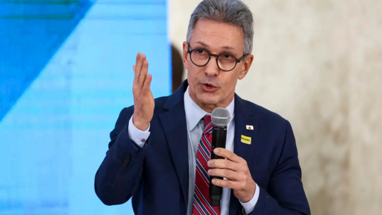 Romeu Zema é denunciado pela PGR ao STJ por suposta calúnia contra Gilmar Mendes após divulgação de vídeos críticos nas redes sociais.