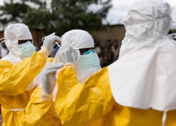 Surto de Ebola Bundibugyo na África leva a OMS a declarar emergência de saúde pública internacional. Casos e mortes na RDC e Uganda aumentam alerta.