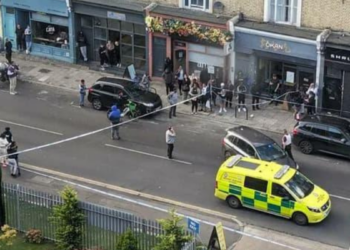 Ataque a tiros em Brixton, Londres, deixa quatro feridos. Um homem de 25 anos está em estado crítico. Polícia investiga e busca suspeitos.