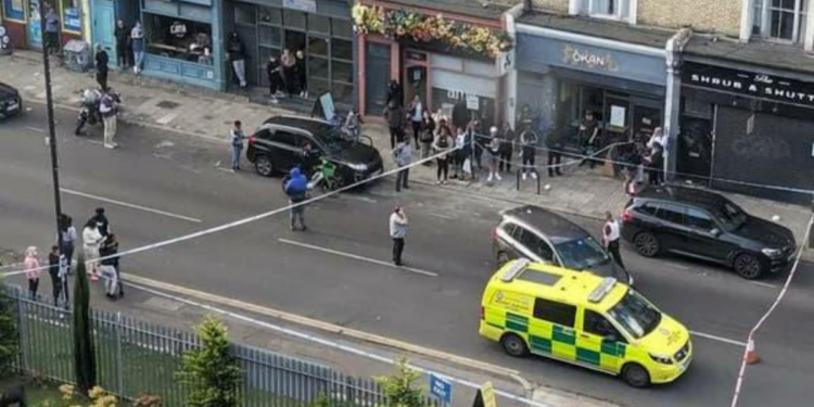 Ataque a tiros em Brixton, Londres, deixa quatro feridos. Um homem de 25 anos está em estado crítico. Polícia investiga e busca suspeitos.
