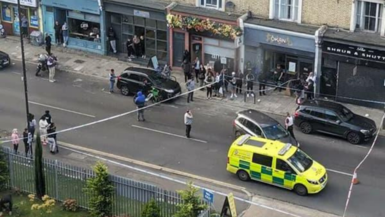 Ataque a tiros em Brixton, Londres, deixa quatro feridos. Um homem de 25 anos está em estado crítico. Polícia investiga e busca suspeitos.