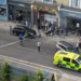 Ataque a tiros em Brixton, Londres, deixa quatro feridos. Um homem de 25 anos está em estado crítico. Polícia investiga e busca suspeitos.