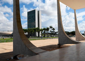 Congresso altera lei de penas após derrubar veto; decisão pode impactar condenados do 8 de janeiro.
