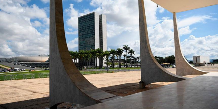 Congresso altera lei de penas após derrubar veto; decisão pode impactar condenados do 8 de janeiro.
