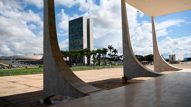 Congresso altera lei de penas após derrubar veto; decisão pode impactar condenados do 8 de janeiro.