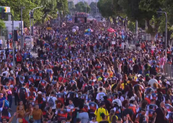 Marcha para Jesus reúne milhares de fiéis no Centro do Rio com shows gospel