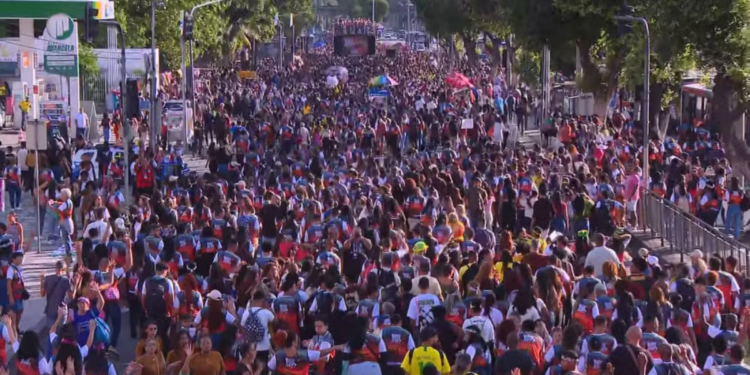 Marcha para Jesus reúne milhares de fiéis no Centro do Rio com shows gospel