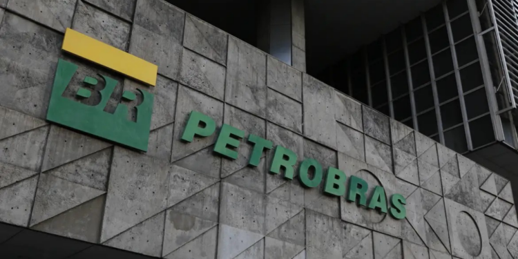 Alta segue preço do petróleo.