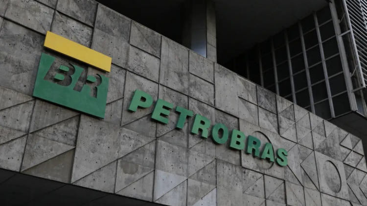 Alta segue preço do petróleo.