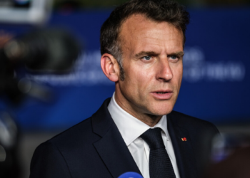 Emmanuel Macron afirma que França não participará de iniciativa dos EUA no Estreito de Ormuz e defende diálogo para reduzir tensões.