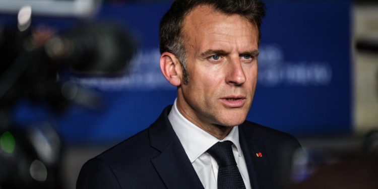 Emmanuel Macron afirma que França não participará de iniciativa dos EUA no Estreito de Ormuz e defende diálogo para reduzir tensões.