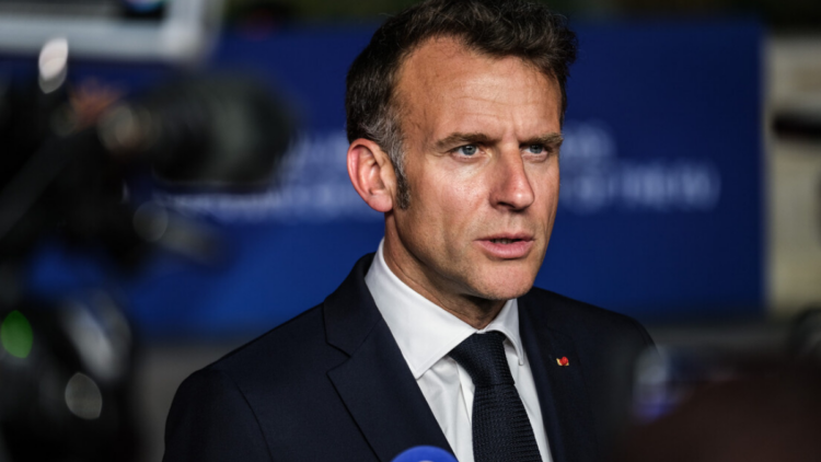 Emmanuel Macron afirma que França não participará de iniciativa dos EUA no Estreito de Ormuz e defende diálogo para reduzir tensões.