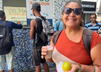 Trabalhadores recebem café da manhã gratuito no Terminal Cehab, em Macaé créditos: Imagens da web