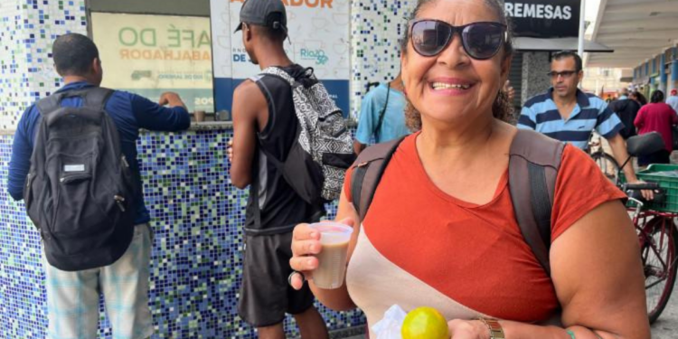 Trabalhadores recebem café da manhã gratuito no Terminal Cehab, em Macaé créditos: Imagens da web