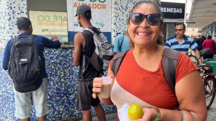 Trabalhadores recebem café da manhã gratuito no Terminal Cehab, em Macaé créditos: Imagens da web