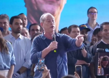 Ciro Gomes confundiu gesto de apoiador com símbolo do Comando Vermelho
