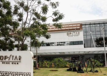 Jair Bolsonaro realiza cirurgia no ombro em hospital de Brasília; procedimento foi bem-sucedido e ex-presidente segue em observação médica.