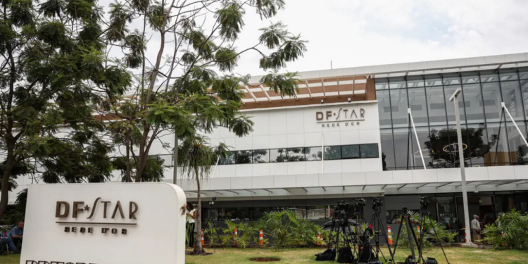 Jair Bolsonaro realiza cirurgia no ombro em hospital de Brasília; procedimento foi bem-sucedido e ex-presidente segue em observação médica.