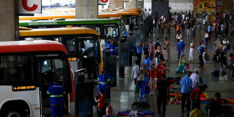 Estudo da UnB e UFRJ estima que a tarifa zero no transporte público nas capitais brasileiras poderia gerar impacto econômico de até R$ 60,3 bilhões por ano no país.