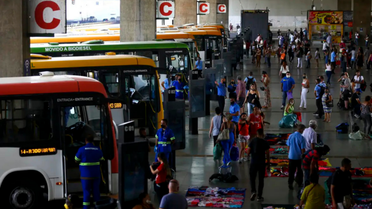 Estudo da UnB e UFRJ estima que a tarifa zero no transporte público nas capitais brasileiras poderia gerar impacto econômico de até R$ 60,3 bilhões por ano no país.