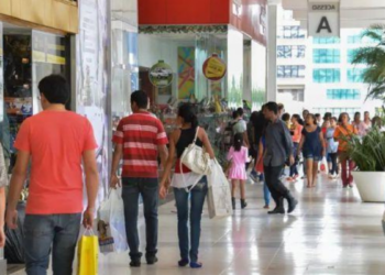 Desemprego no Brasil cai na comparação anual, mas sobe no trimestre por efeito sazonal.