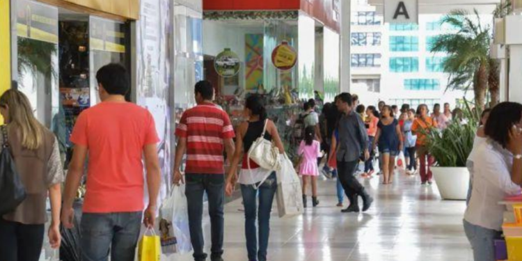 Desemprego no Brasil cai na comparação anual, mas sobe no trimestre por efeito sazonal.