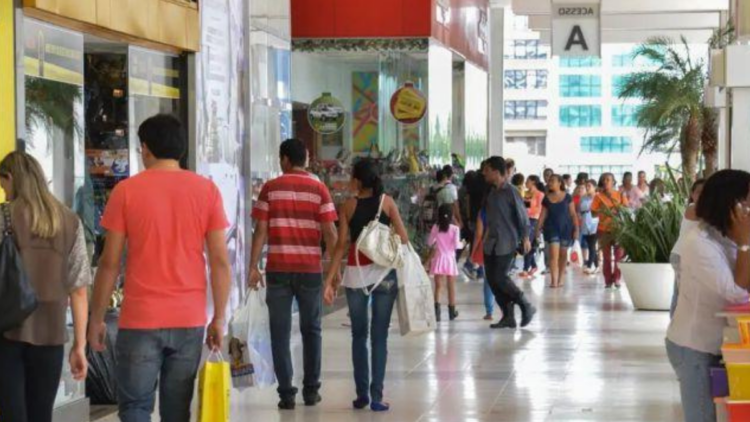 Desemprego no Brasil cai na comparação anual, mas sobe no trimestre por efeito sazonal.
