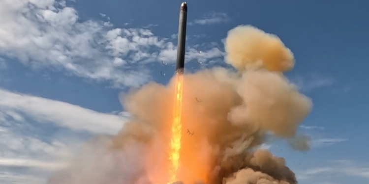 Rússia afirma que o míssil Sarmat é o mais poderoso do mundo e diz observar com ironia a reação do Ocidente ao avanço militar.
