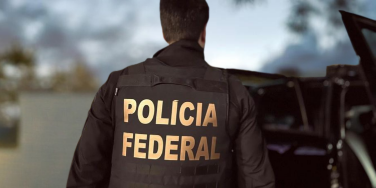 A Polícia Federal prendeu em Dubai o hacker Victor Lima Sedlmaier, investigado na Operação Compliance Zero. Suspeito foi deportado e preso em Guarulhos.