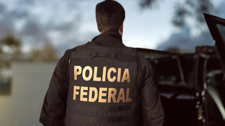 A Polícia Federal prendeu em Dubai o hacker Victor Lima Sedlmaier, investigado na Operação Compliance Zero. Suspeito foi deportado e preso em Guarulhos.