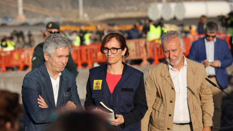 Cruzeiro MV Hondius, afetado por surto de hantavírus, chegou às Ilhas Canárias neste domingo. Passageiros e tripulação serão repatriados de forma gradual, informou o governo espanhol.