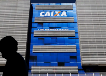 Caixa Econômica Federal lucra R$ 3,5 bilhões no 1º trimestre de 2026, queda de 34,4% em um ano, influenciada por alta nas provisões de crédito e novas regras do Banco Central.