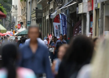 Dados do IBGE mostram desemprego de 7,6% entre pessoas pretas, 55% maior que entre brancos, segundo a Pnad Contínua. 