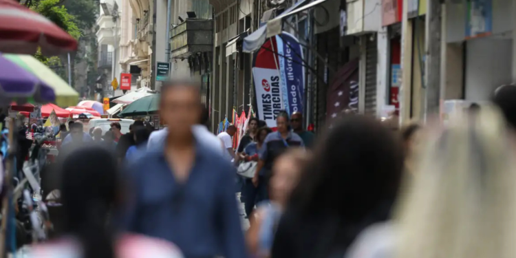 Dados do IBGE mostram desemprego de 7,6% entre pessoas pretas, 55% maior que entre brancos, segundo a Pnad Contínua.