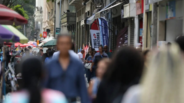 Dados do IBGE mostram desemprego de 7,6% entre pessoas pretas, 55% maior que entre brancos, segundo a Pnad Contínua. 