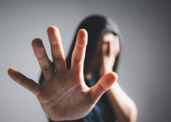 Lei no Rio prevê formulário sigiloso para mães vítimas de violência doméstica em escolas.