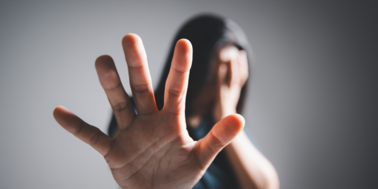 Lei no Rio prevê formulário sigiloso para mães vítimas de violência doméstica em escolas.