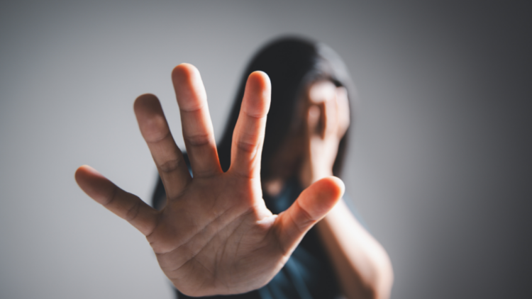 Lei no Rio prevê formulário sigiloso para mães vítimas de violência doméstica em escolas.
