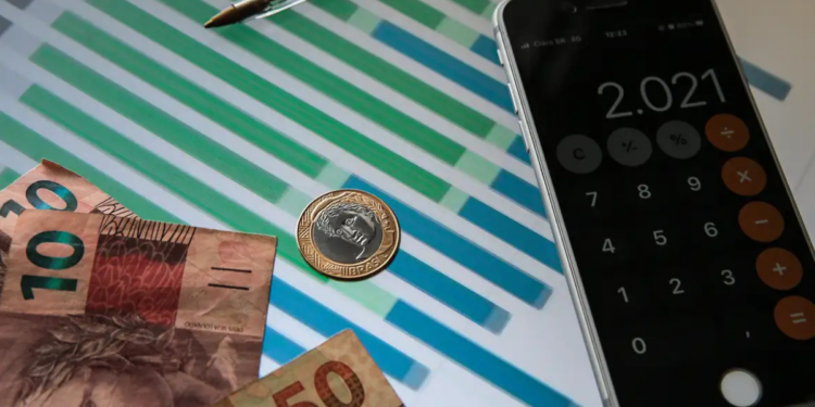 Novo simulador do governo mostra como utilizar FGTS e renegociar dívidas pelo Desenrola Brasil.