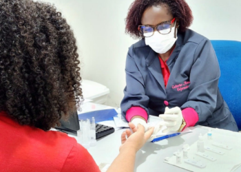 Campanha Maio Vermelho intensifica conscientização sobre hepatites virais em Campos, com foco na vacinação, prevenção e diagnóstico precoce.