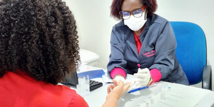 Campanha Maio Vermelho intensifica conscientização sobre hepatites virais em Campos, com foco na vacinação, prevenção e diagnóstico precoce.