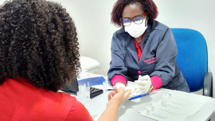 Campanha Maio Vermelho intensifica conscientização sobre hepatites virais em Campos, com foco na vacinação, prevenção e diagnóstico precoce.